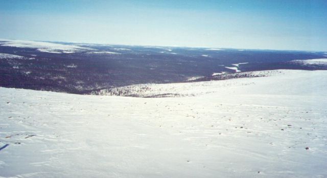 Eih�n sit� tunturilta avautuvaa maisemaa yhteen kuvaan saa talteen. Lemmenjoen laaksoa joka tapauksessa.