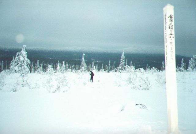 Etualalla Rauhanpaalu, keskell� min� ja taustalla Korvatunturi.
