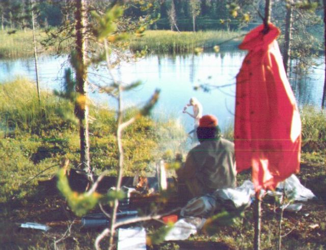 Laavij�rvi. Huomaa hyttyshuppu ja sadetakki. Jussi notskilla ja kaima-Jouni pesulla.