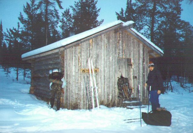 Naltiojoen porok�mpp�. Markus poseeraa, Petri laittaa suksia.