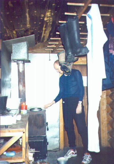 Rautulammen p�iv�tuvan sisustusta. Markku kokkaa.